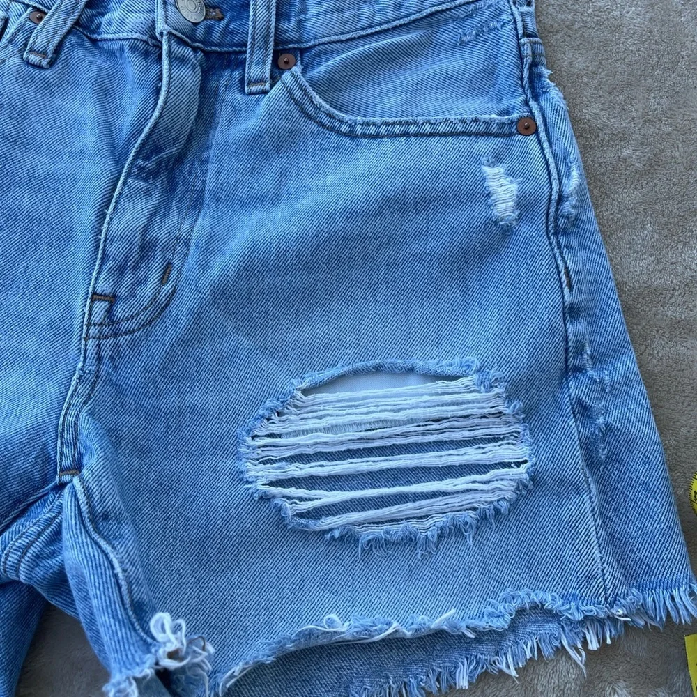 • Madewell Relaxed Mid-Length Distressed Denim Shorts Size 25 - Picture 6 of 9